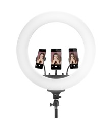 Gillian Jones - MAP Mega Ring Light for 3 Smartphones