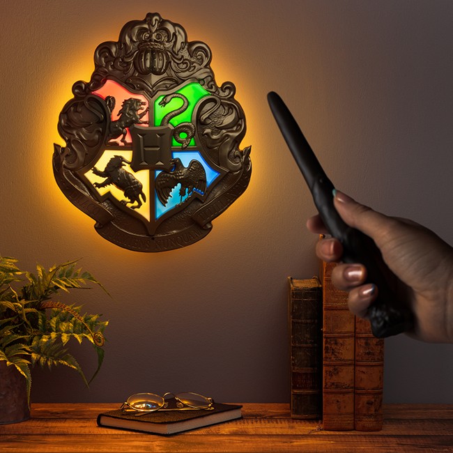 Hogwarts Crest Light with Wand Control