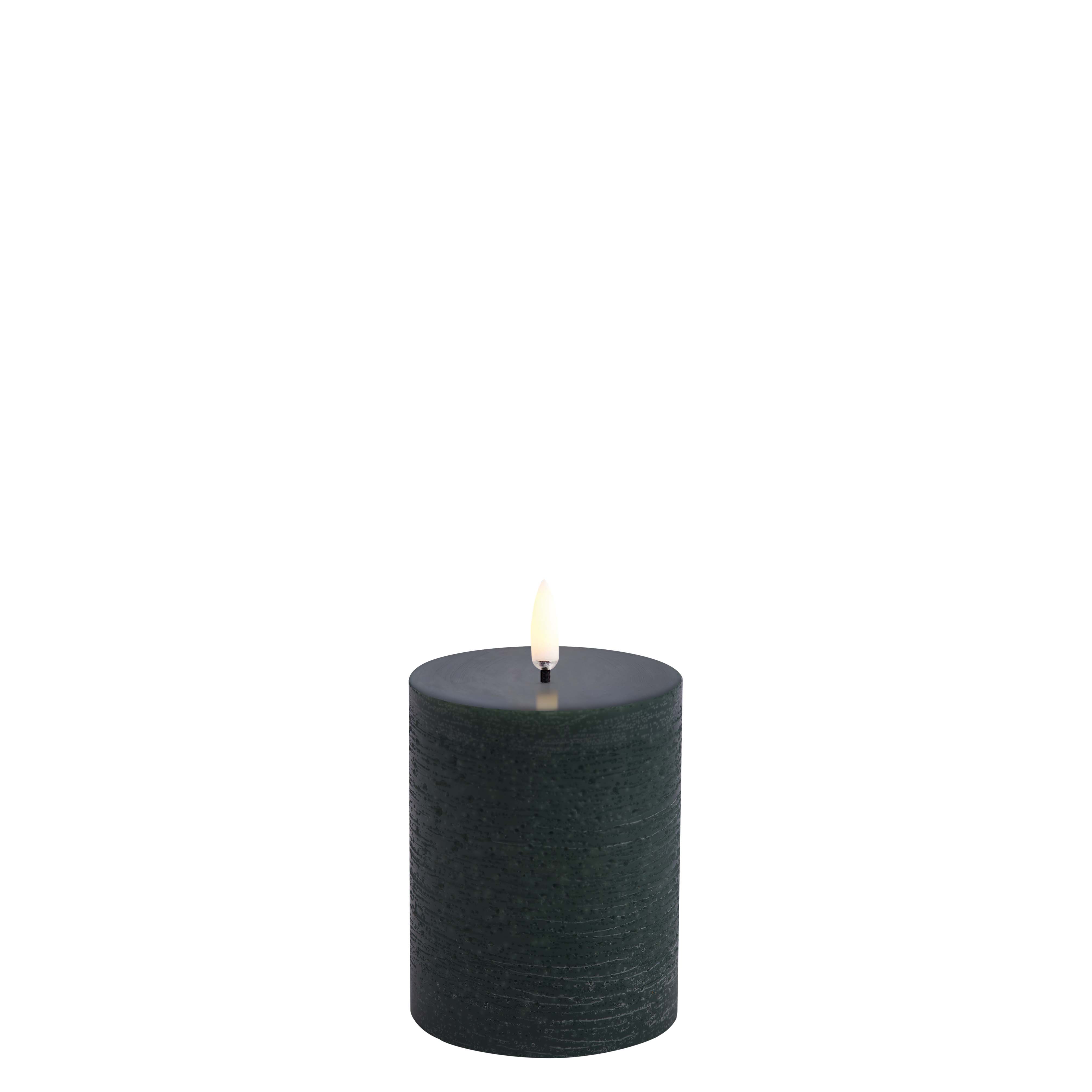 Uyuni - LED pillar candle - Pine green, Rustic - 7,8x10,1 cm (UL-PI-PG78010) - Hjemme og kjøkken