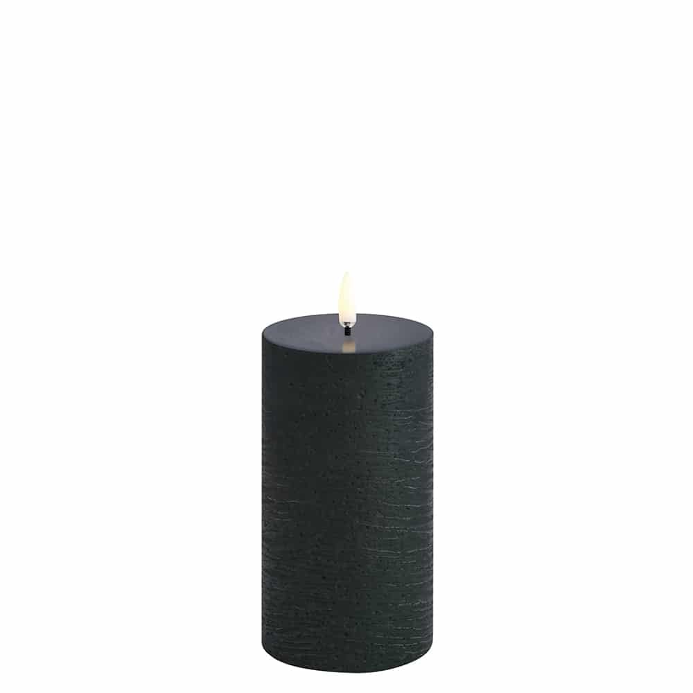 Uyuni - LED pillar candle - Pine green, Rustic - 7,8x15,2 cm (UL-PI-PG78015) - Hjemme og kjøkken