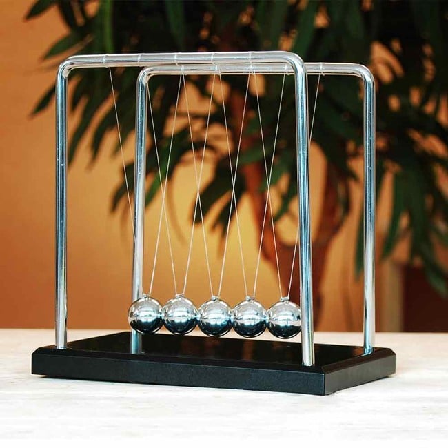 Giant Newton's Cradle - Wood & Steel Version (01626)