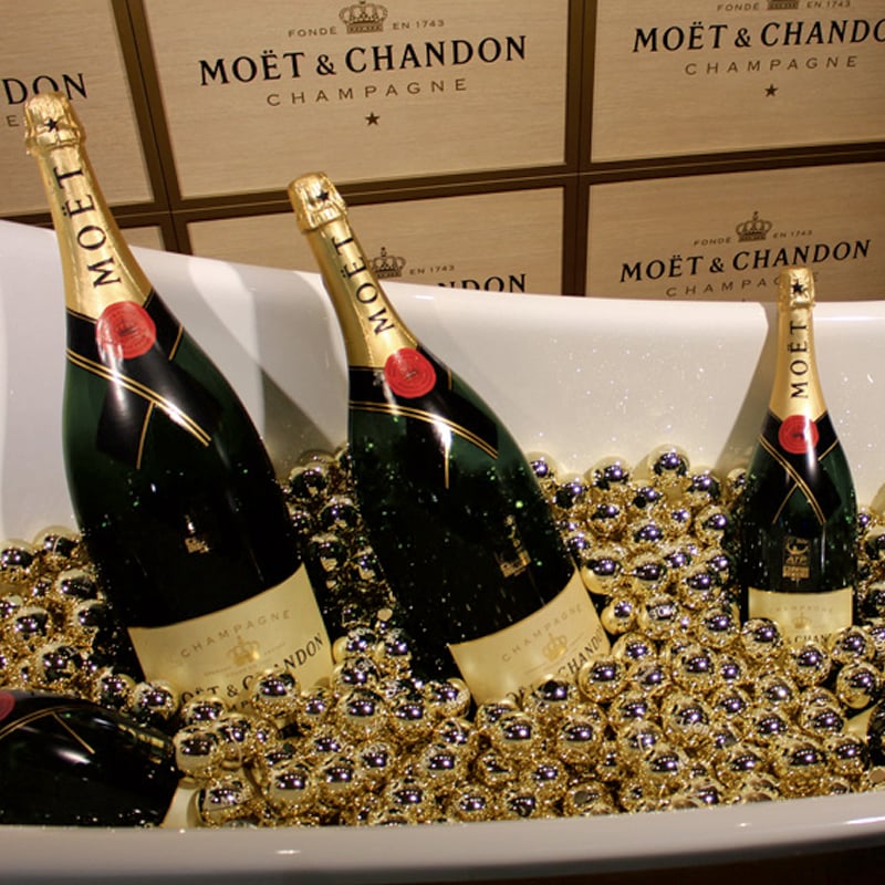 Шампанское в ванной. Moet Chandon Magnum. Ванная шампанского. Красивая бутылка шампанского. Бутылка с шампанским.